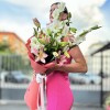 3 белых гладиолуса с розовыми лилиями