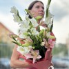 3 белых гладиолуса с розовыми лилиями