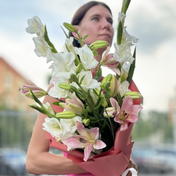 3 белых гладиолуса с розовыми лилиями