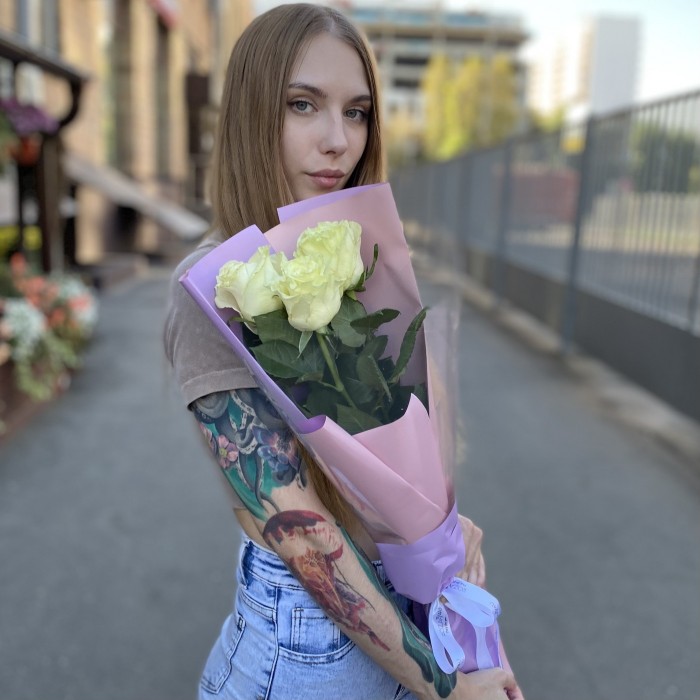 3 белые розы Мондиаль