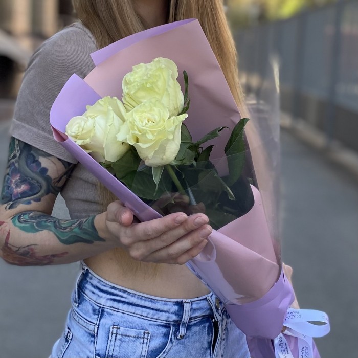 3 белые розы Мондиаль