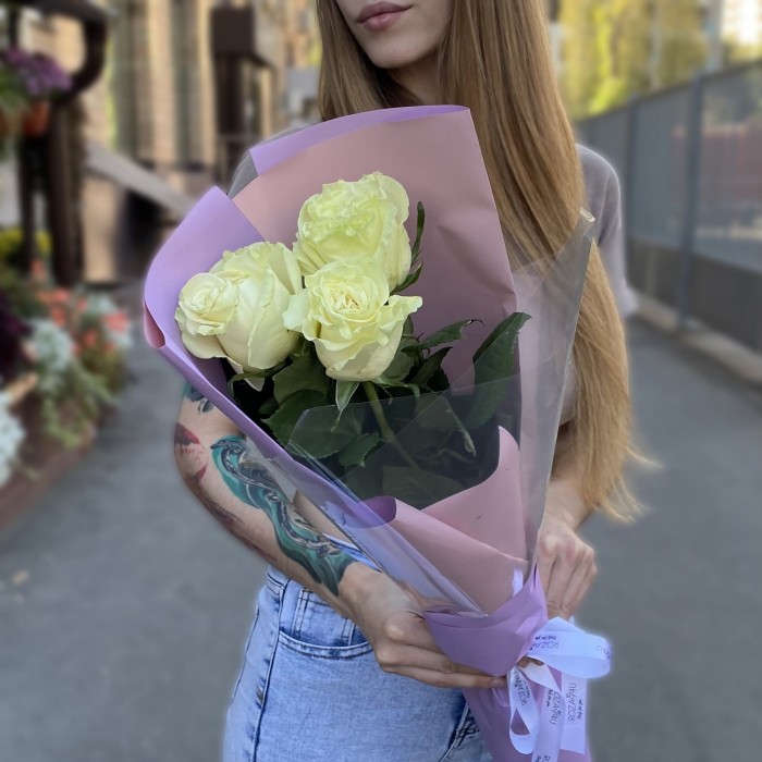 3 белые розы Мондиаль