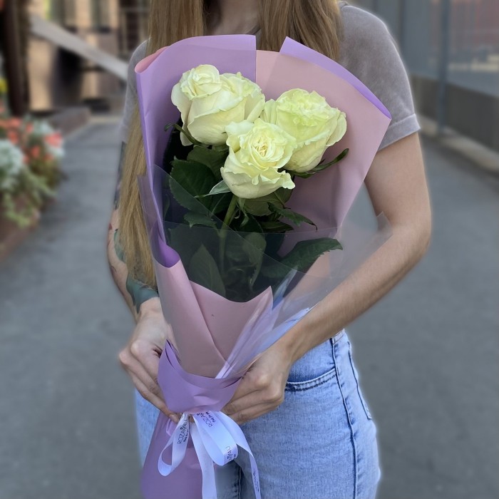 3 белые розы Мондиаль