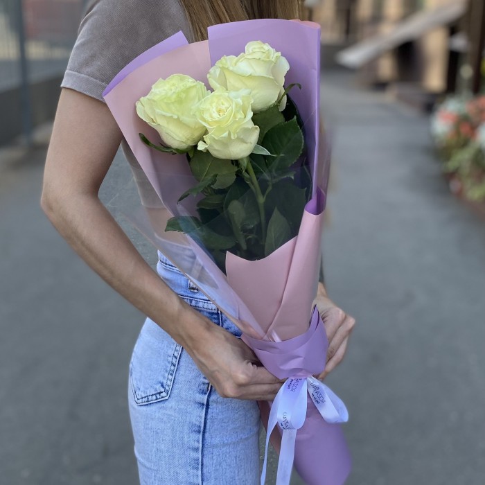 3 белые розы Мондиаль