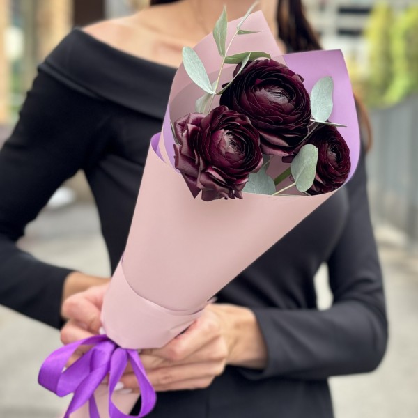 3 фиолетовых ранункулюса с эвкалиптом