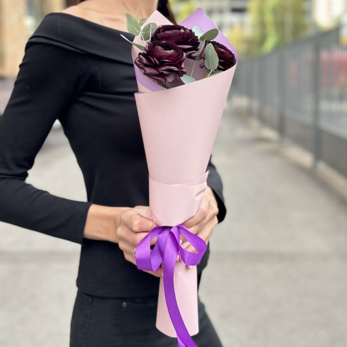 3 фиолетовых ранункулюса с эвкалиптом