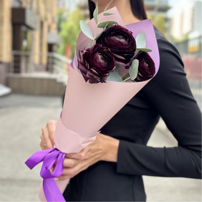 3 фиолетовых ранункулюса с эвкалиптом