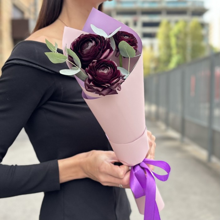 3 фиолетовых ранункулюса с эвкалиптом