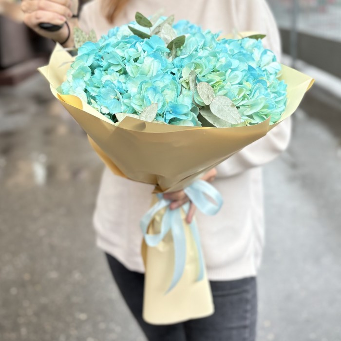 3 голубые гортензии с эвкалиптом