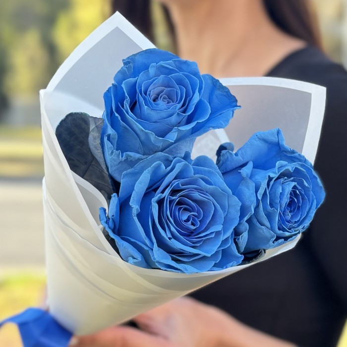3 голубые розы Бэби блю