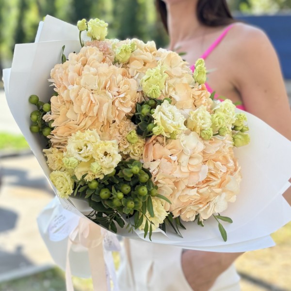 3 гортензии Пич с эустомой