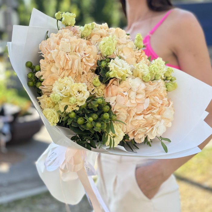 3 гортензии Пич с эустомой