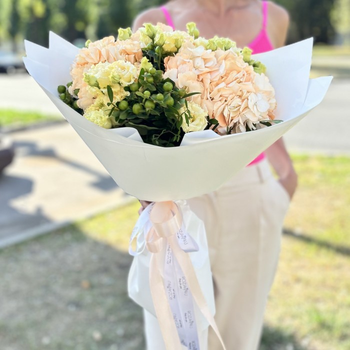 3 гортензии Пич с эустомой