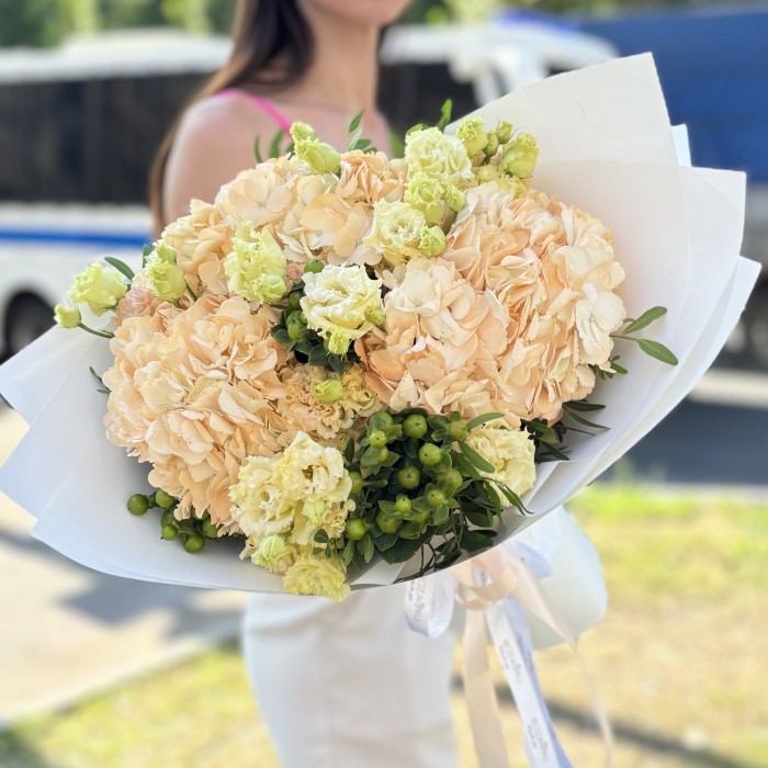 3 гортензии Пич с эустомой