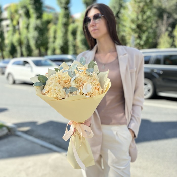 3 персиковые гортензии  эвкалиптом