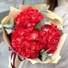 3 красные гортензии с эвкалиптом