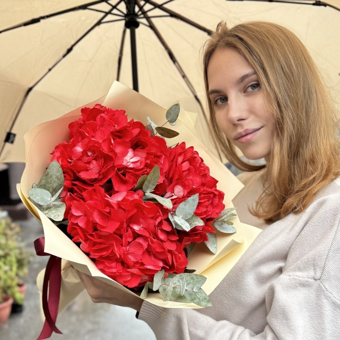3 красные гортензии с эвкалиптом