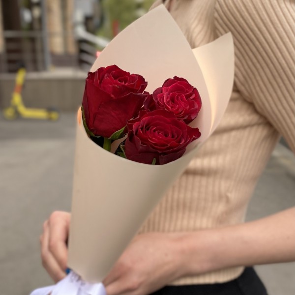 3 красные розы 40 см в упаковке