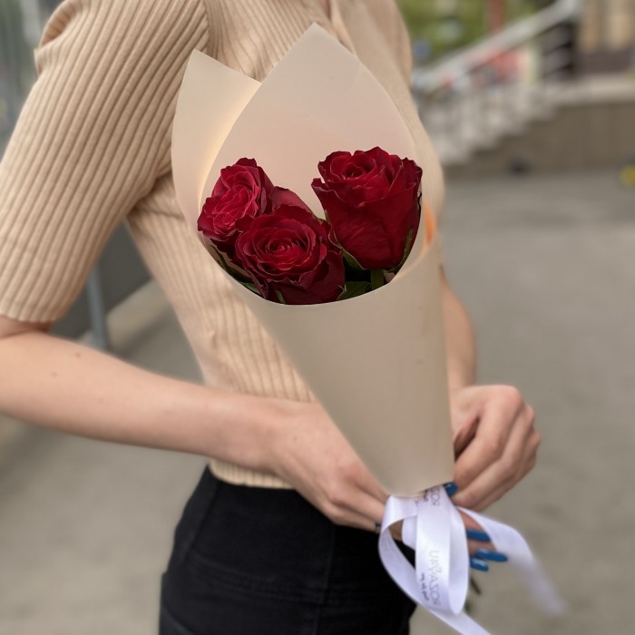 3 красные розы 40 см в упаковке
