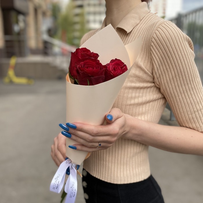 3 красные розы 40 см в упаковке