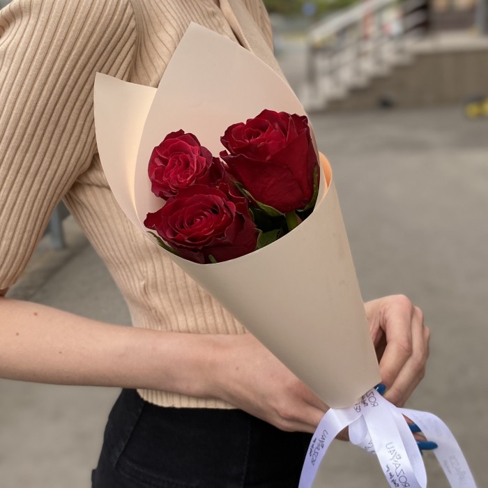 3 красные розы 40 см в упаковке