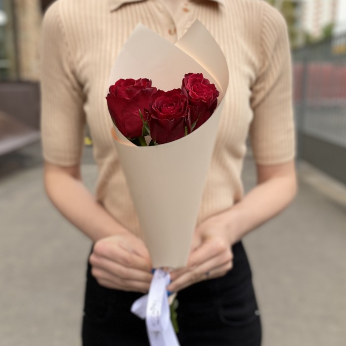 3 красные розы 40 см в упаковке