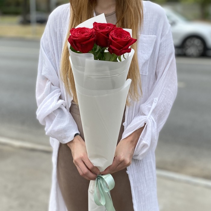 3 красные розы 70 см