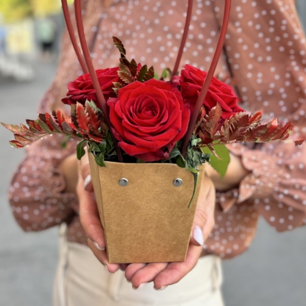 3 красные розы Ред Наоми в сумочке