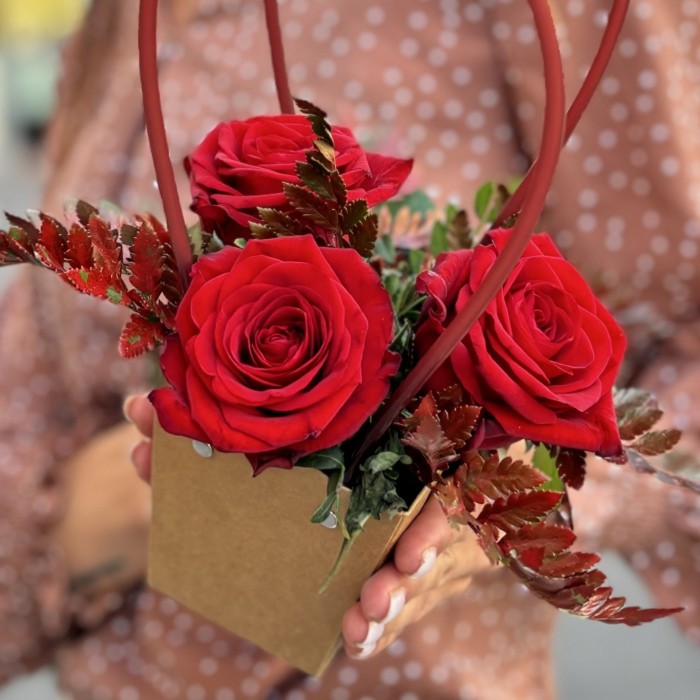 3 красные розы Ред Наоми в сумочке