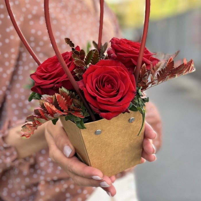 3 красные розы Ред Наоми в сумочке