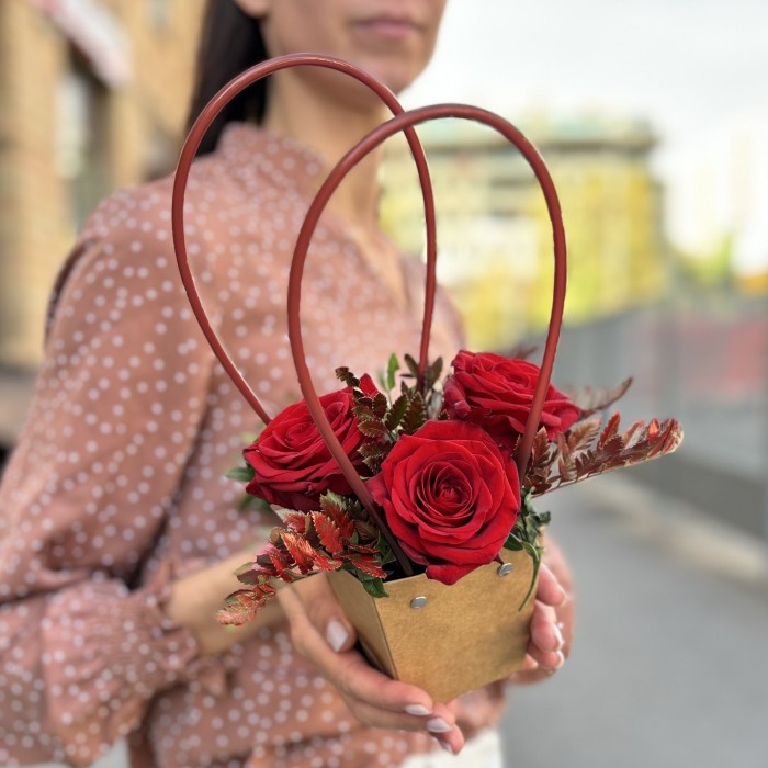 3 красные розы Ред Наоми в сумочке
