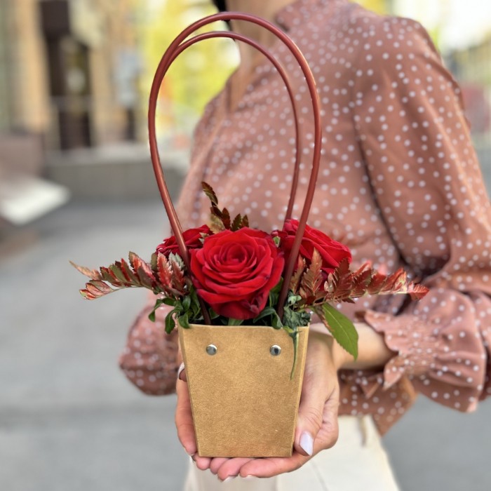 3 красные розы Ред Наоми в сумочке