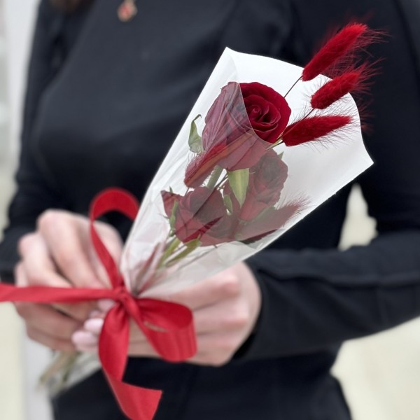 3 красные розы в упаковке