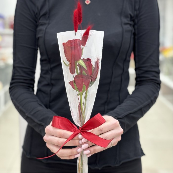 3 красные розы в упаковке