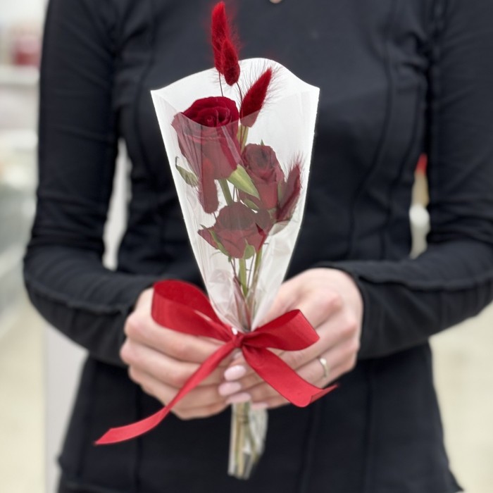 3 красные розы в упаковке