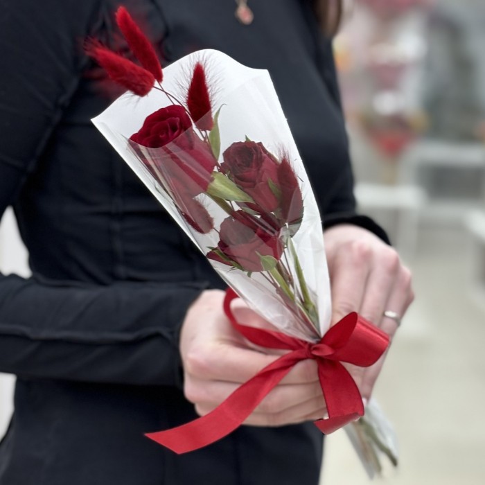 3 красные розы в упаковке