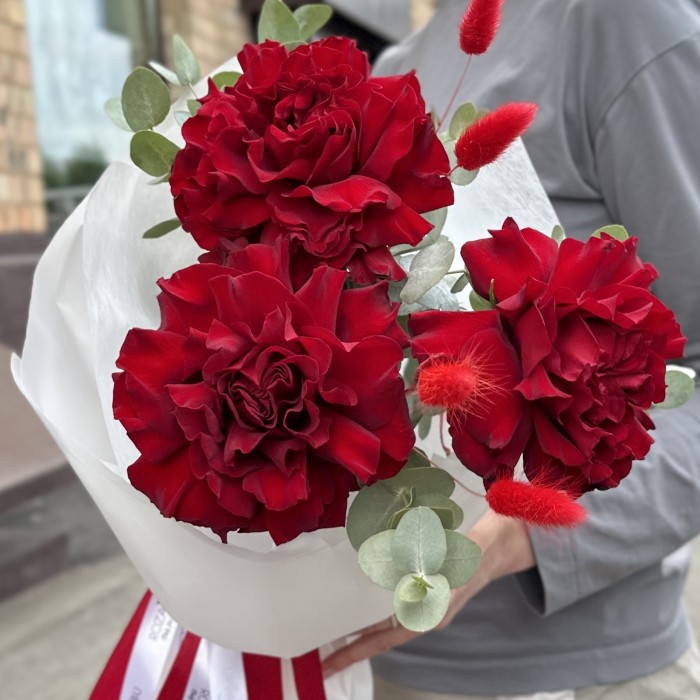 3 красных французских роз с эвкалиптом