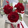 3 красных французских роз с эвкалиптом