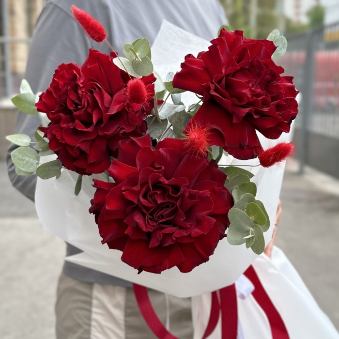 3 красных французских роз с эвкалиптом