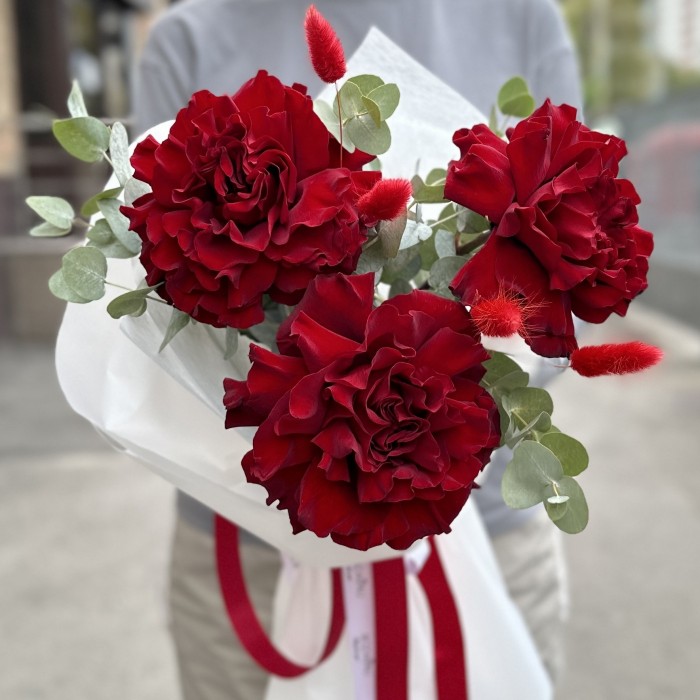 3 красных французских роз с эвкалиптом