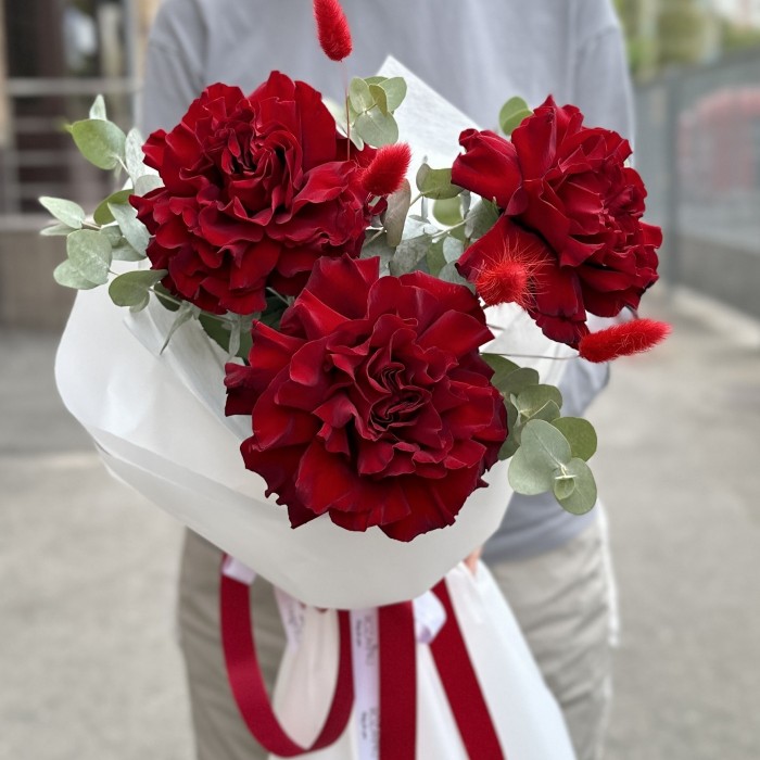 3 красных французских роз с эвкалиптом