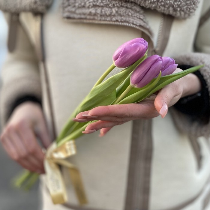 3 лиловых тюльпана с лентой