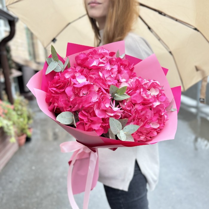 3 малиновые гортензии с эвкалиптом