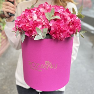 3 малиновые гортензии с эвкалиптом в коробке