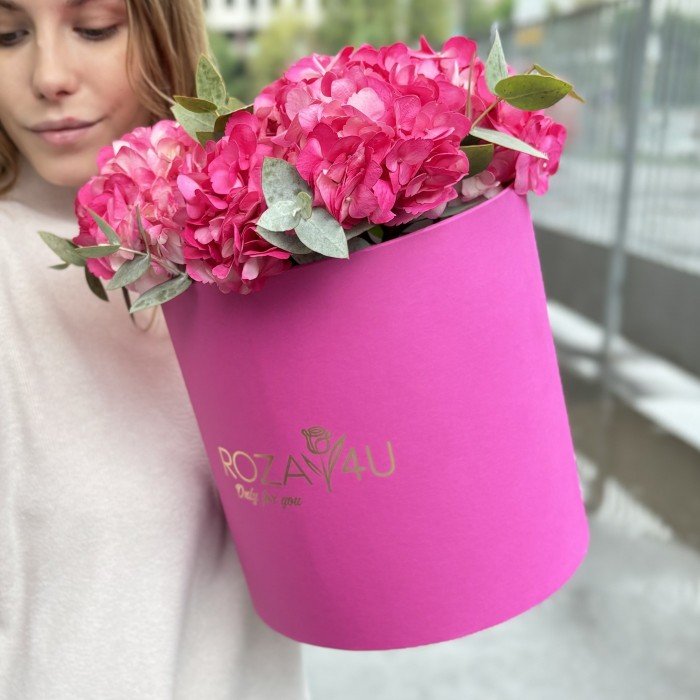 3 малиновые гортензии с эвкалиптом в коробке