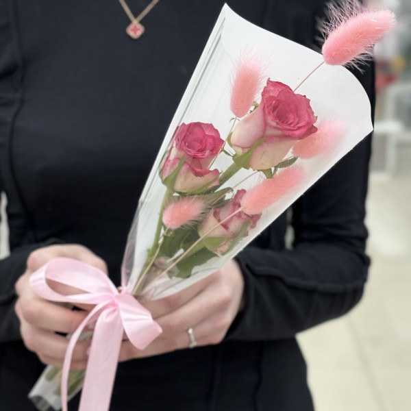 3 малиновые розы Дабл дейт в упаковке