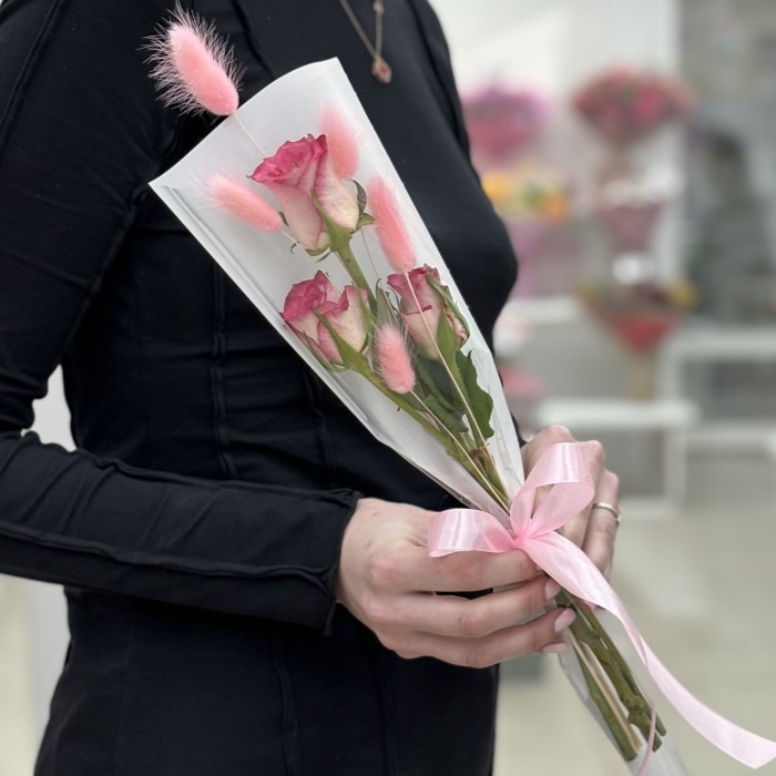 3 малиновые розы Дабл дейт в упаковке