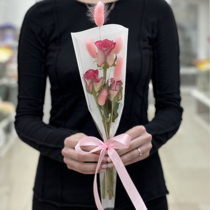3 малиновые розы Дабл дейт в упаковке