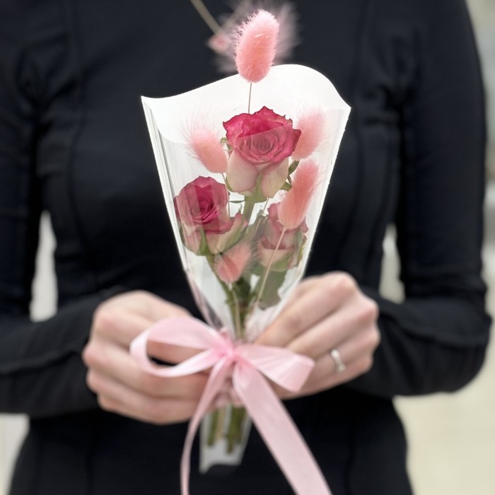 3 малиновые розы Дабл дейт в упаковке