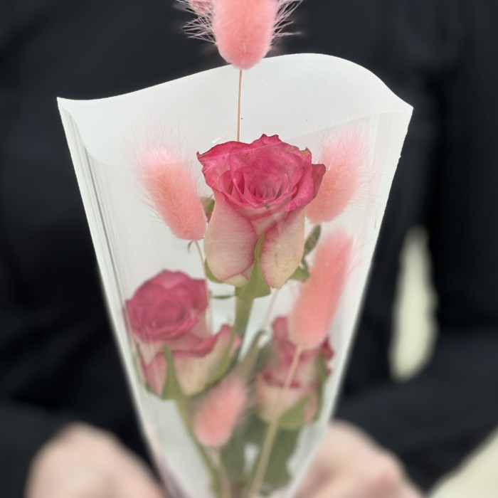 3 малиновые розы Дабл дейт в упаковке